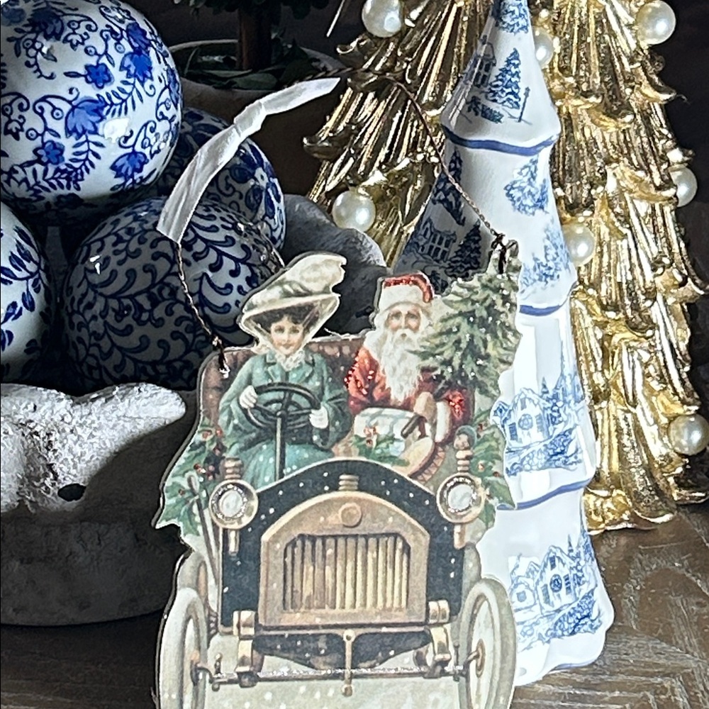 NEW! Vintage Santa & Mrs Claus Old Fashioned Car Holiday Christmas Tree Sign